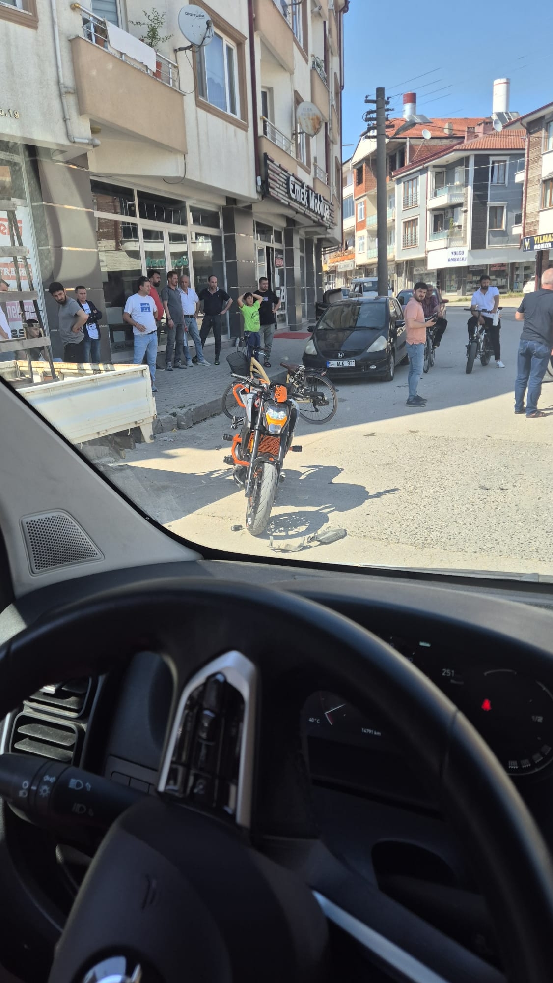 Akyazı'da kaza anı kamerada; Ehliyetsiz çıktı