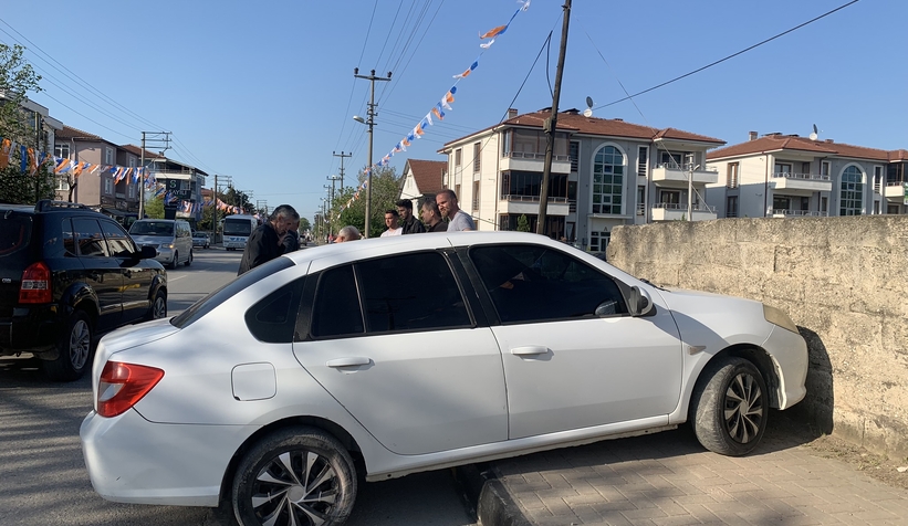 Akyazı'da kaza anı kameraya yansıdı