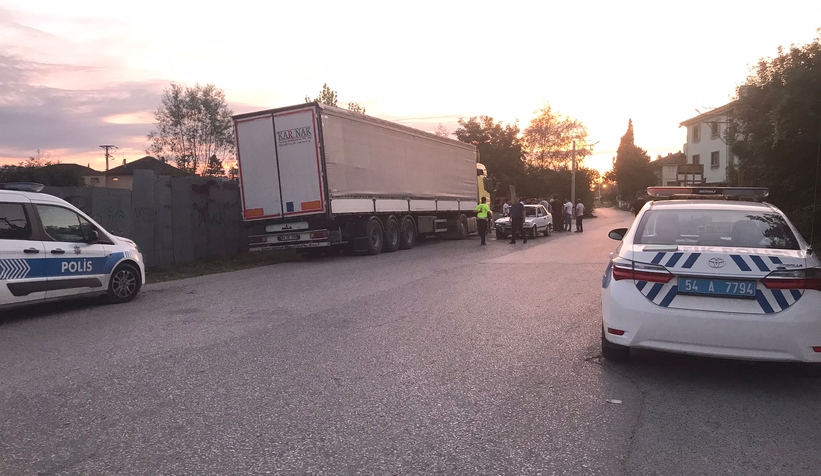 akyazi-da-kaza-otomobil-ile-motosikletin-carpismasi-sonucu-1-kisi-yaralandivk9bwmgxnx