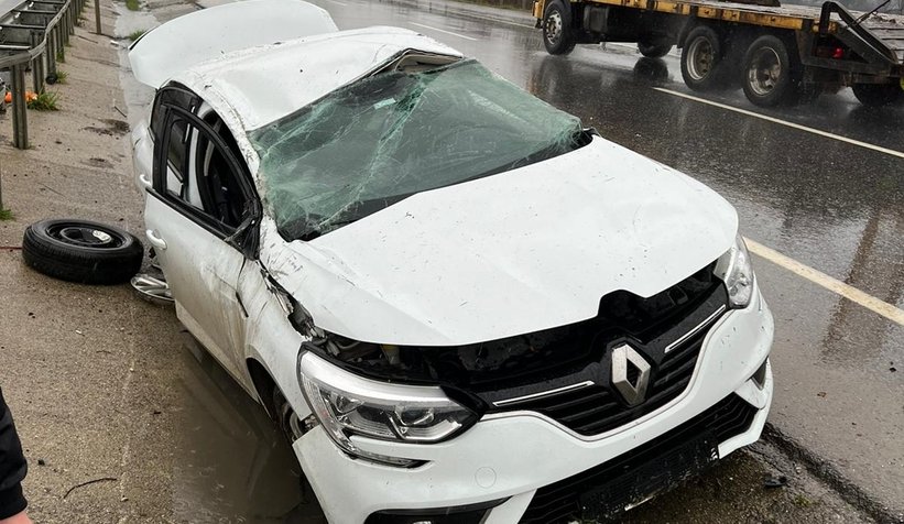 Akyazı'da kaza; Pert olan araçtan sağ kurtuldu