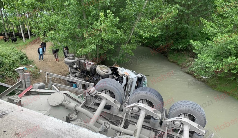 Akyazı'da Kaza Tır Dereye Uçtu 1 Yaralı