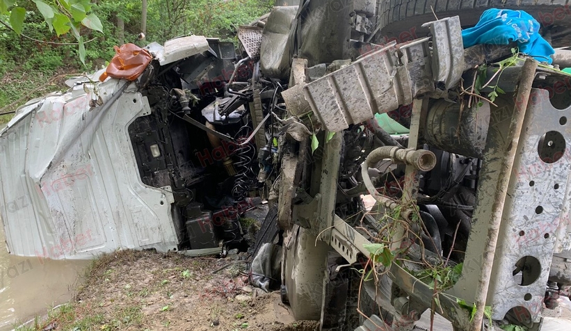 Akyazı'da Kaza Tır Dereye Uçtu 1 Yaralı