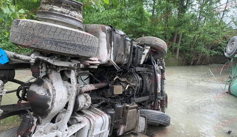 Akyazı'da Kaza Tır Dereye Uçtu 1 Yaralı