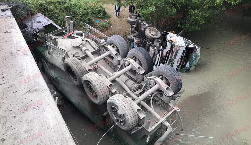 Akyazı'da Kaza Tır Dereye Uçtu 1 Yaralı