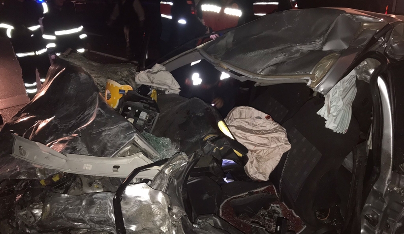 İki otomobilin çarpıştığı kazada 1 kişi öldü, 4 kişi ağır yaralandı