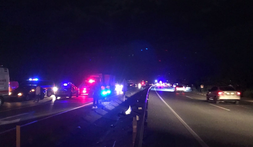 İki otomobilin çarpıştığı kazada 1 kişi öldü, 4 kişi ağır yaralandı