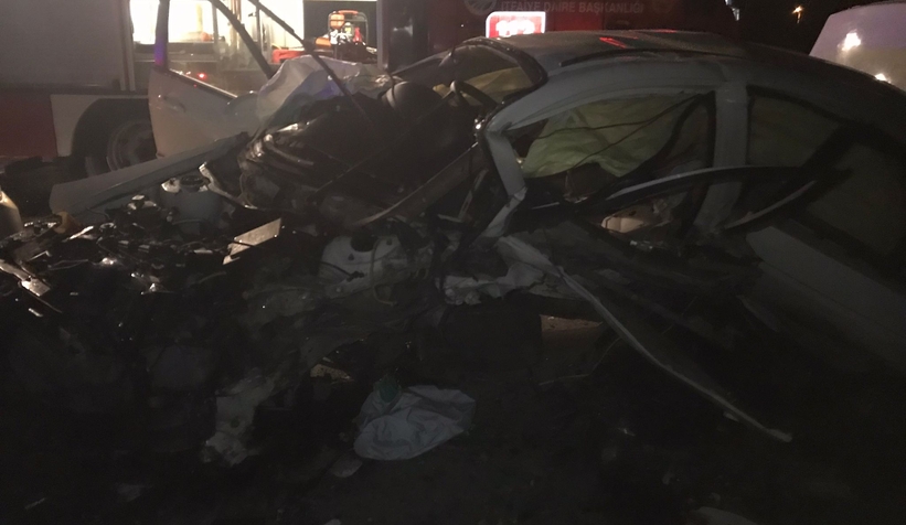 İki otomobilin çarpıştığı kazada 1 kişi öldü, 4 kişi ağır yaralandı