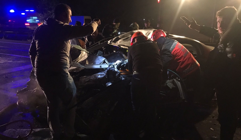 İki otomobilin çarpıştığı kazada 1 kişi öldü, 4 kişi ağır yaralandı
