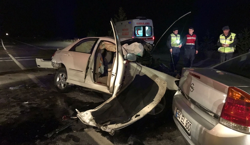 İki otomobilin çarpıştığı kazada 1 kişi öldü, 4 kişi ağır yaralandı