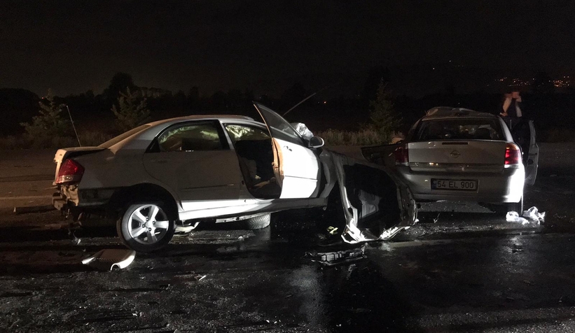 İki otomobilin çarpıştığı kazada 1 kişi öldü, 4 kişi ağır yaralandı