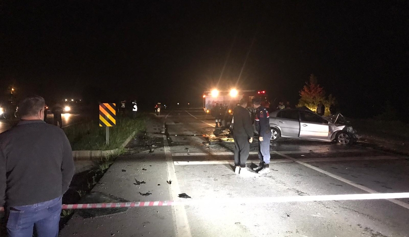 İki otomobilin çarpıştığı kazada 1 kişi öldü, 4 kişi ağır yaralandı