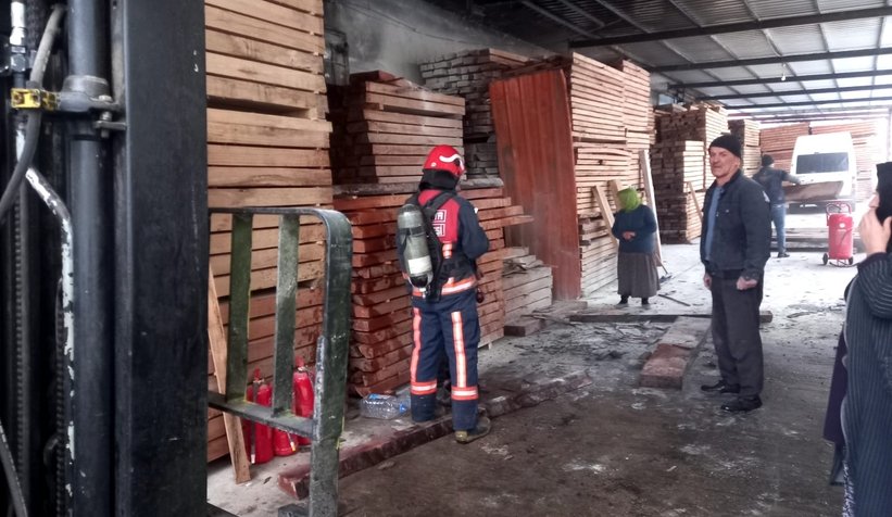 Akyazı'da kereste atölyesinde yangın
