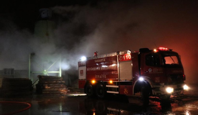 Akyazı'da kereste fabrikası alev alev yandı