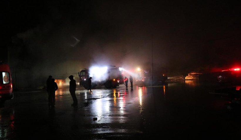 Akyazı'da kereste fabrikası alev alev yandı