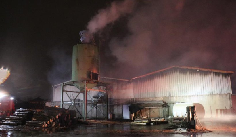 Akyazı'da kereste fabrikası alev alev yandı
