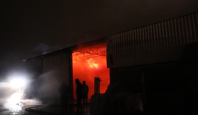 Akyazı'da kereste fabrikası alev alev yandı