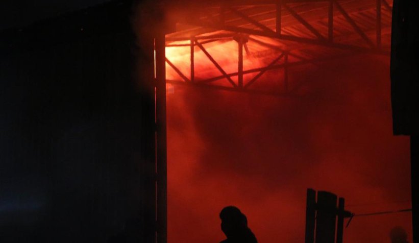 Akyazı'da kereste fabrikası alev alev yandı