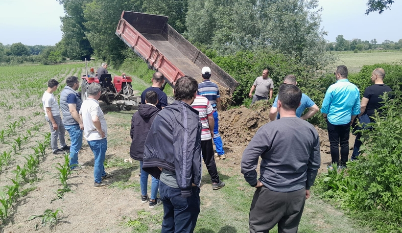 akyazi-da-kokudan-bikan-vatandaslar-kanali-toprakla-doldurduyuzlwu9zuh
