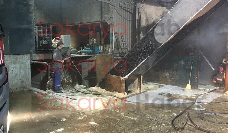 Akyazı'da kontrplak fabrikasında yangın