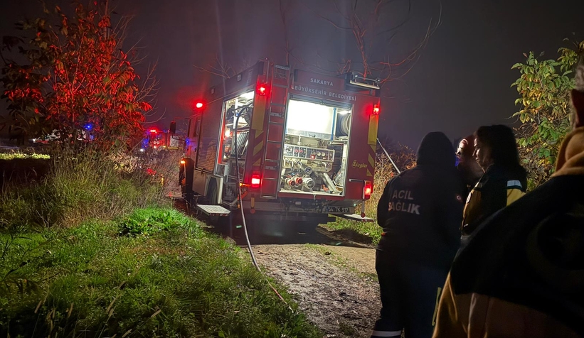 akyazi-da-korku-dolu-anlar-araci-atese-verdilerekk2mgu4ch