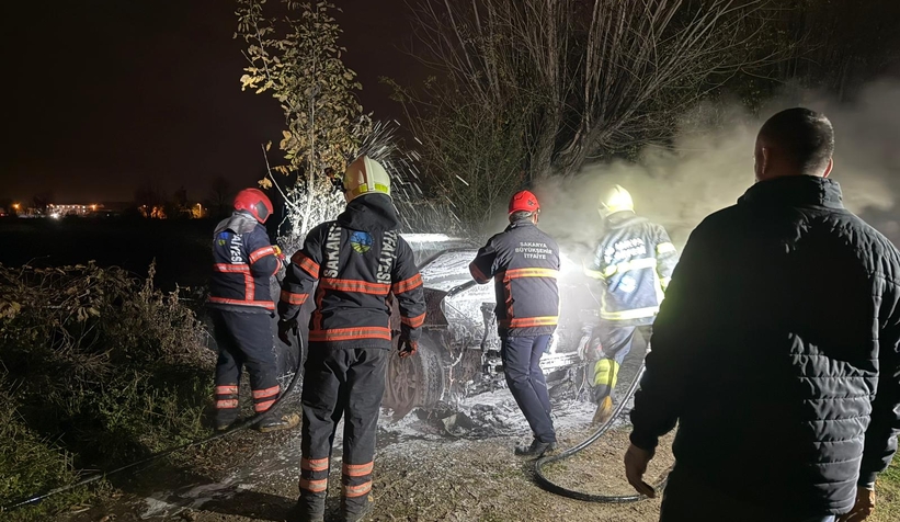 akyazi-da-korku-dolu-anlar-araci-atese-verdilerekk2mgu4ch