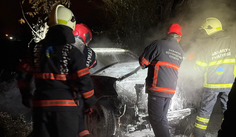 akyazi-da-korku-dolu-anlar-araci-atese-verdilerekk2mgu4ch