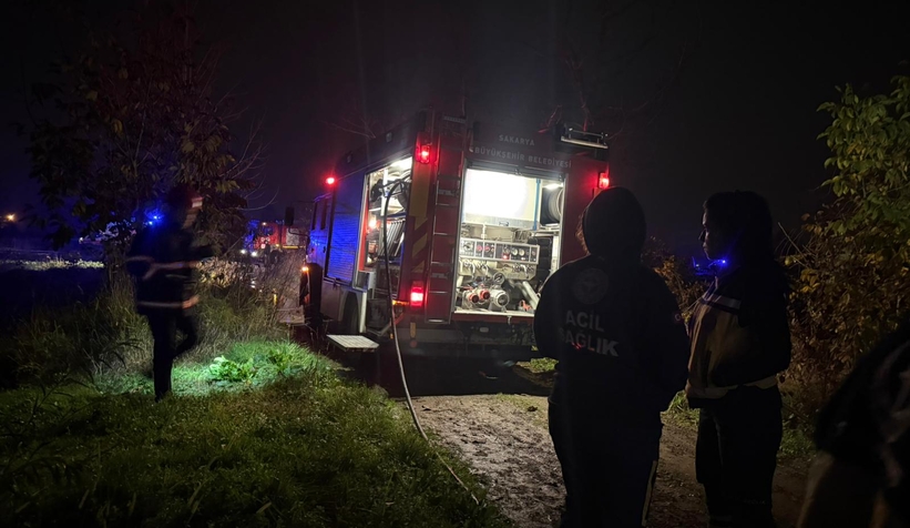 akyazi-da-korku-dolu-anlar-araci-atese-verdilerekk2mgu4ch