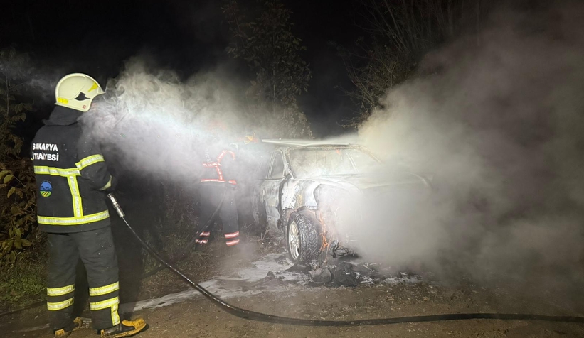 akyazi-da-korku-dolu-anlar-araci-atese-verdilerekk2mgu4ch