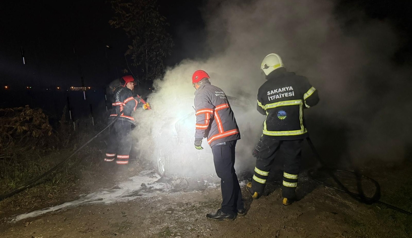 akyazi-da-korku-dolu-anlar-araci-atese-verdilerekk2mgu4ch