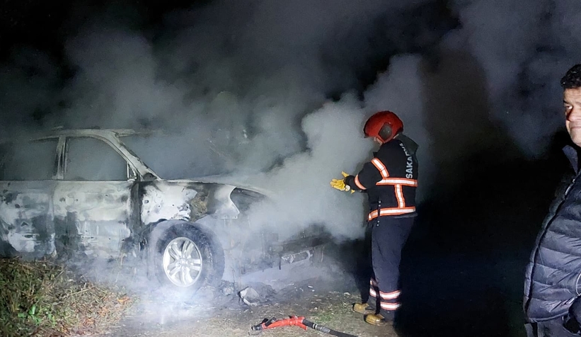 akyazi-da-korku-dolu-anlar-araci-atese-verdilerekk2mgu4ch