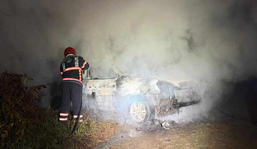 akyazi-da-korku-dolu-anlar-araci-atese-verdilerekk2mgu4ch