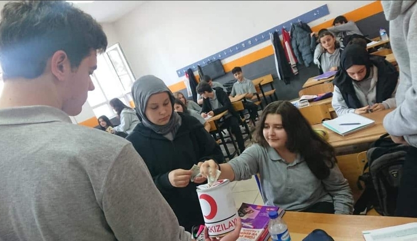 Akyazı'da lise öğrencileri bağış kampanyası düzenledi