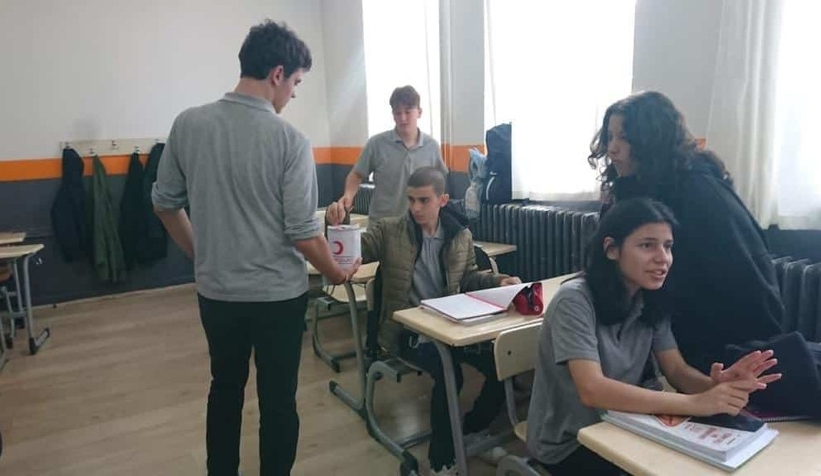 Akyazı'da lise öğrencileri bağış kampanyası düzenledi