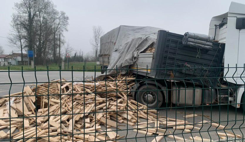 akyazi-da-makaslayan-tir-trafigi-aksattid1jhrnzzst