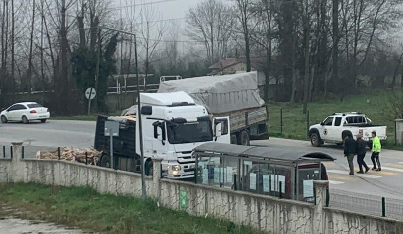 akyazi-da-makaslayan-tir-trafigi-aksattid1jhrnzzst