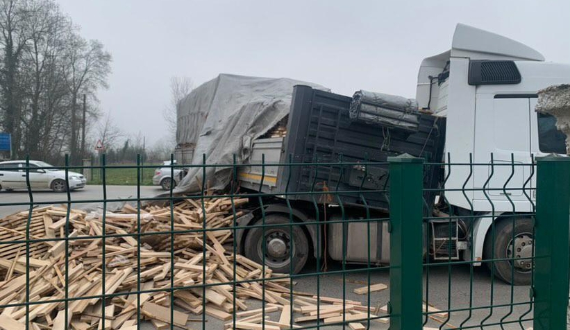 akyazi-da-makaslayan-tir-trafigi-aksattid1jhrnzzst