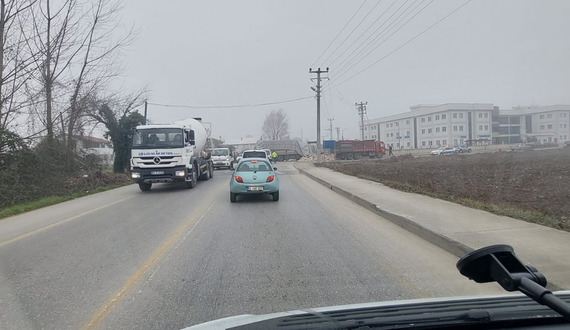 akyazi-da-makaslayan-tir-trafigi-aksattid1jhrnzzst
