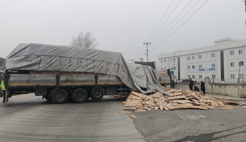akyazi-da-makaslayan-tir-trafigi-aksattid1jhrnzzst