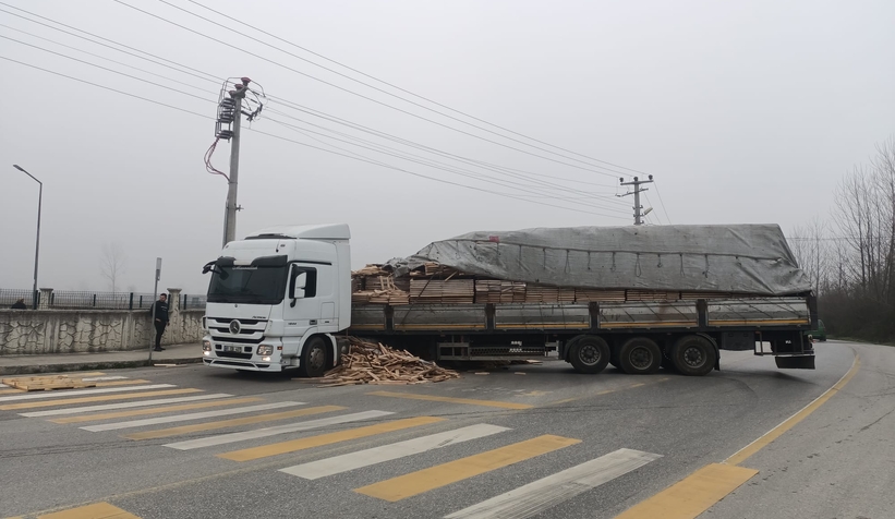 akyazi-da-makaslayan-tir-trafigi-aksattid1jhrnzzst