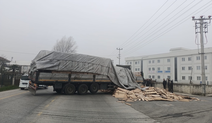 akyazi-da-makaslayan-tir-trafigi-aksattid1jhrnzzst