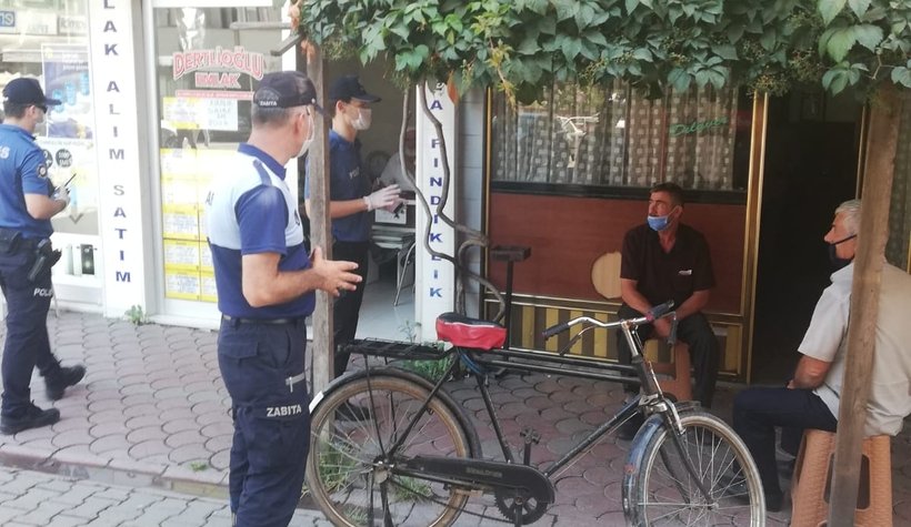 Akyazı'da maske ve sosyal mesafe denetimi