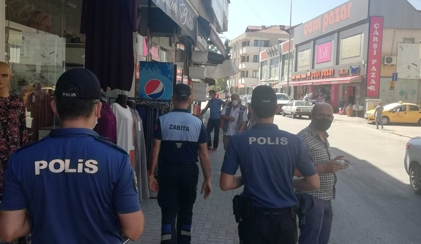 Akyazı'da maske ve sosyal mesafe denetimi