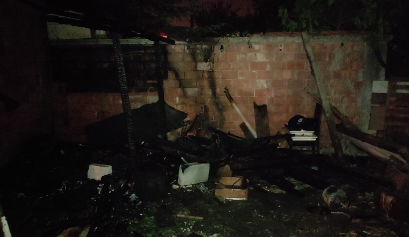 Akyazı'da metruk evde yangın