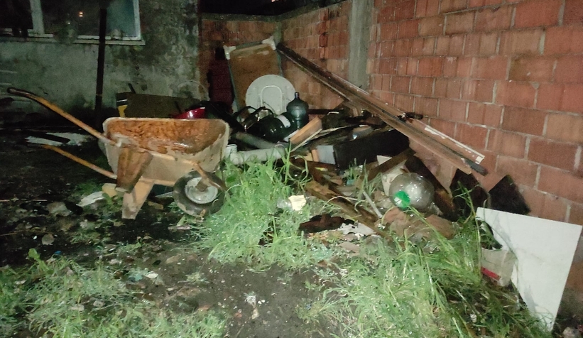 Akyazı'da metruk evde yangın