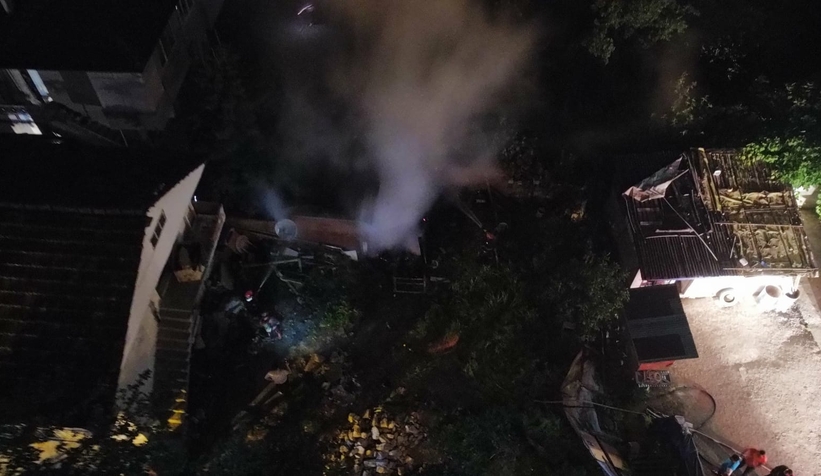 Akyazı'da metruk evde yangın