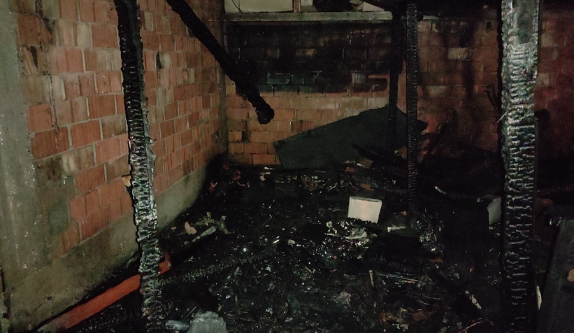 Akyazı'da metruk evde yangın