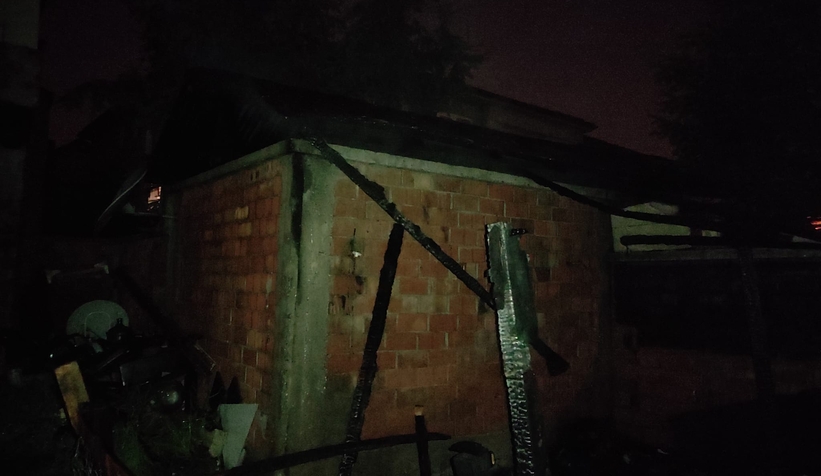 Akyazı'da metruk evde yangın