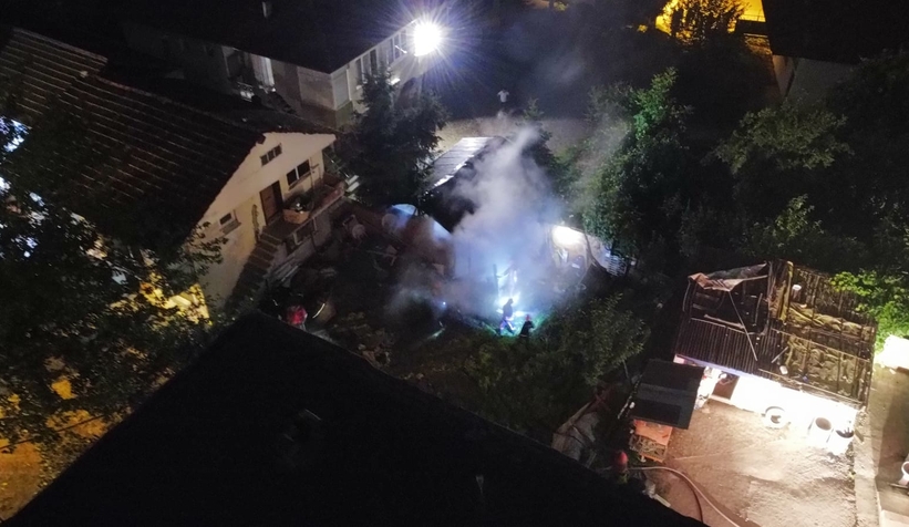 Akyazı'da metruk evde yangın