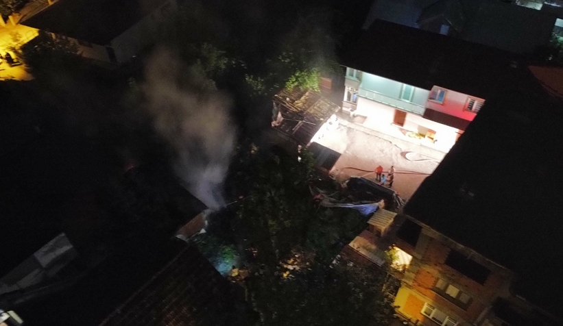 Akyazı'da metruk evde yangın