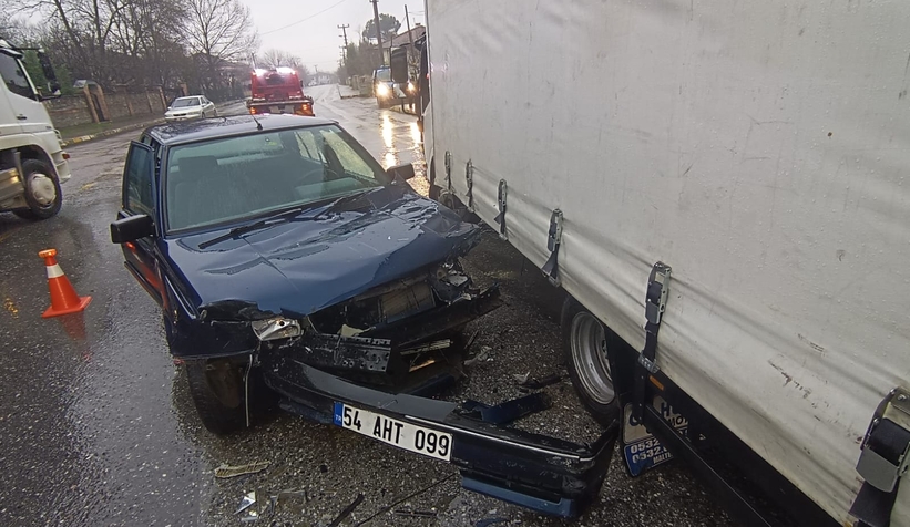 Akyazı'da meydana gelen kazada sürücü yaralandı